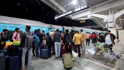 কেউ নাম বাদের ভয়ে ভীত, কেউ চাইছেন এবারের 'গুরুত্বপূর্ণ' ভোটে অবদান রাখতে, নির্বাচনের আগে পরিযায়ী শ্রমিকরা যেকরেই হোক ফিরছেন বাংলায়