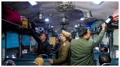 ভোটের আবহে জলপাইগুড়িতে চাঞ্চল্য, এক্সপ্রেস ট্রেনে জাল নথি সহ ১৪ বাংলাদেশি গ্রেপ্তার, তুঙ্গে রাজনৈতিক তরজা