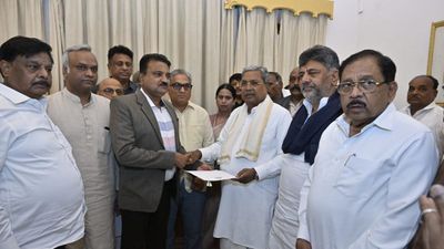 অবশেষে সিদ্দারামাইয়ার পদত্যাগ, কর্ণাটকের নতুন মুখ্যমন্ত্রী হিসেবে দায়িত্ব নিচ্ছেন ডিকে শিবকুমার!