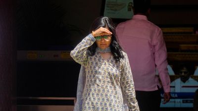 বিমানে মহুয়া মৈত্রকে দেখেই 'চোর চোর... তৃণমূলের সবাই চোর' স্লোগান, রাগে ফেটে পড়লেন সাংসদ