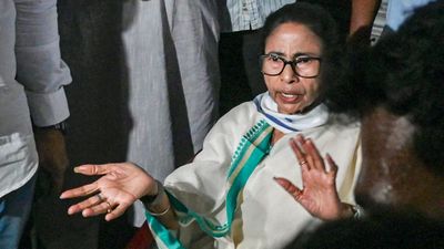 বিজেপি এবং নির্বাচন কমিশনের বিরুদ্ধে ১০০ আসন লুটের অভিযোগ মমতার