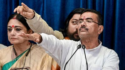 সপ্তম পে কমিশন চালুর ঘোষণা মুখ্যমন্ত্রী শুভেন্দু অধিকারীর, খুশির হাসি রাজ্য সরকারি কর্মীদের মুখে