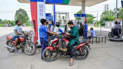 ফের বাড়ল পেট্রোল-ডিজেলের দাম, আমজনতার ঘাড়ে কোপ দিয়ে কলকাতায় কত বাড়ল দাম?