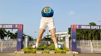 যুবভারতীর সামনে থেকে ‘বিদঘুটে’ মূর্তির বিদায়, ক্রীড়ামন্ত্রীর নির্দেশে সরল ভাস্কর্য