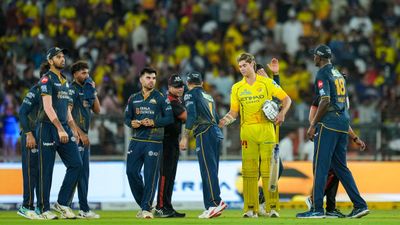 চেন্নাইকে হারিয়ে দাপুটে জয় গুজরাতের, একটানা তৃতীয়বার প্লে-অফে উঠতে ব্যর্থ সিএসকে