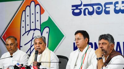 সিদ্দারামাইয়ার মুখ্যমন্ত্রী পদ যাওয়ার জল্পনা! কর্ণাটকে কি শিবকুমার যুগ আসন্ন?