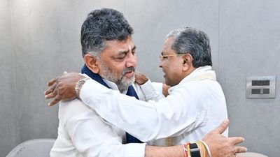 সরছেন সিদ্দারামাইয়া, কর্ণাটকের মুখ্যমন্ত্রী পদে স্থলাভিষিক্ত হচ্ছেন শিবকুমার!