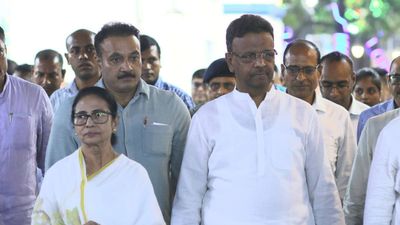 কলকাতার মেয়রের পদ থেকে ইস্তফা ববি হাকিমের, সম্মতি মমতার
