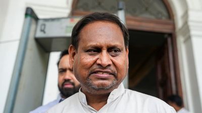 'স্যাটাভাঙা' কেসে বিপাকে হুমায়ুন কবীর! বাড়ি বয়ে হাজিরার নোটিস দিয়ে এল পুলিশ