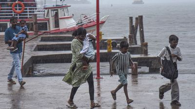 ভারতে আনুষ্ঠানিকভাবে বর্ষার প্রবেশ! কেরলে ঢুকল দক্ষিণ-পশ্চিম মৌসুমী বায়ু, জারি কমলা সতর্কতা