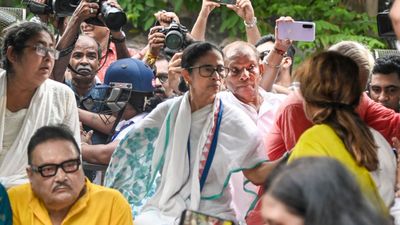 ধর্মতলায় মমতার ধরনা! বেঁচে থাকলে বিজেপিকে সরানোর হুঁশিয়ারি তৃণমূল নেত্রীর