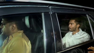 দীর্ঘ জেরা শেষে অনেক রাতে ইডি অফিস থেকে বেরোলেন অভিষেক