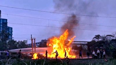 হলদিয়া পেট্রোকেমিক্যালে ভয়াবহ অগ্নিকাণ্ড! ন্যাপথা পাইপলাইনে বিস্ফোরণে অগ্নিদগ্ধ অনেকে, শিল্পাঞ্চলে আতঙ্ক