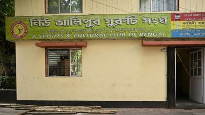 সুরুচি সংঘের ক্লাব ভাঙচুর! বিলাসবহুল অন্দরমহল দেখে বিস্মিত সকলে