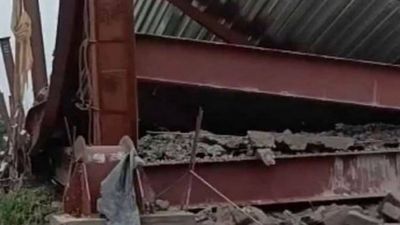তারাতলায় ভয়াবহ বিপর্যয়! ভেঙে পড়ল নির্মীয়মান গোডাউন, নিচে আটকে বহু, ঘটনাস্থলে শোকের ছায়া
