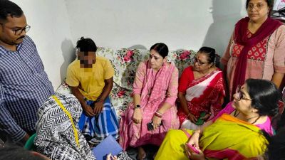 বারুইপুরের নাবালিকার পরিবারের সঙ্গে সাক্ষাৎ অগ্নিমিত্রার, কাউকে না ছাঁড়ার হুঁশিয়ারি
