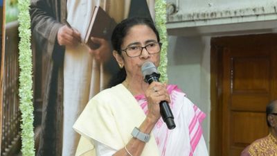 বারুইপুরে নির্যাতিতার পরিবারের পাশে দাঁড়াতে বাধা? মমতার 'হাউস অ্যারেস্ট' অভিযোগে তুঙ্গে বিতর্ক!