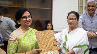 ফের কালীঘাট তৃণমূলের অন্দরে কোন্দল চরমে! মমতার হাত ছাড়লেন ছায়াসঙ্গী চন্দ্রিমা