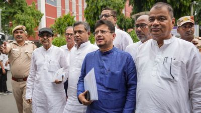 মমতা-শিবিরকে জোর ধাক্কা! তৃণমূলের দখল নিতে দিল্লিতে নির্বাচন কমিশনে হাজির ঋতব্রত ব্রিগেড