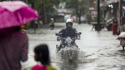 প্রবল বৃষ্টিতে কার্যত বাকি রাজ্য থেকে বিচ্ছিন্ন বাণিজ্য নগরী মুম্বই, এখনও জারি ‘রেড অ্যালার্ট’