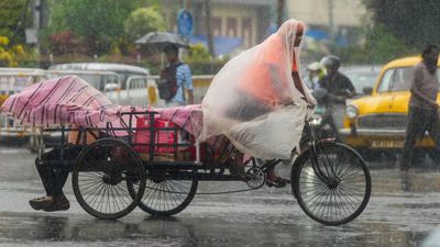 বৃষ্টিতে জলমগ্ন কলকাতা সহ জেলার বিভিন্ন এলাকা, সতর্কতা জারি গোটা বঙ্গে