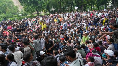 সংসদ চলো অভিযানে রণক্ষেত্র যন্তর মন্তর, লাঠিচার্জ ও মেট্রো বন্ধে স্তব্ধ রাজধানী!