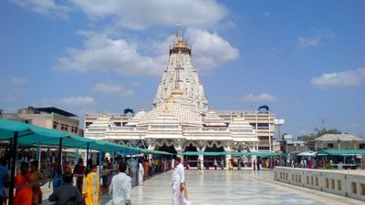 હવે અંબાજી મંદિર પર 5 મીટરથી લાંબી ધજા નહીં ફરકાવી શકાય, જાણો કેમ?