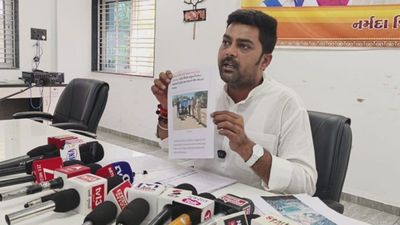 નર્મદા જિલ્લા AAP પ્રમુખ નિરંજન વસાવા પર બુટલેગર દ્વારા હુમલાનો પ્રયાસ