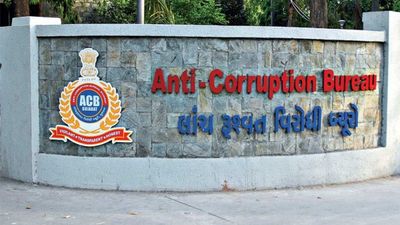 ગાંધીનગર મ્યુનિસિપલ કોર્પોરેશનના આસિસ્ટન્ટ કમિશનર 1 લાખની લાંચ લેતા ઝડપાયા