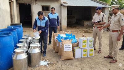 અમરેલી: ખાંભાના ઈંગોરાળામાં 220 લીટર નકલી દૂધ ઝડપાયુ