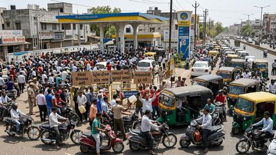 ગુજરાતમાં બીજા દિવસે પણ પેટ્રોલ-ડીઝલને લઈને હંગામો યથાવત, લાંબી લાઈનો લાગી