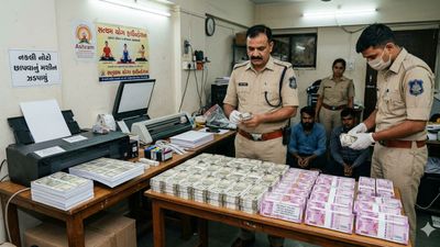 સુરતમાં નકલી ચલણી નોટો છાપવાનુ કૌભાંડ ઝડપાયુ, રેકેટનો માસ્ટરમાઇન્ડ સદગુરુ પ્રદીપ હોવાનો ખુલાસો