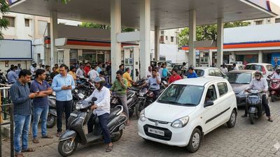 ગુજરાતમાં પેટ્રોલની અછત હોવાની વાત ફેલાતા હંગામો, જાણો સરકારે શું કહ્યું?