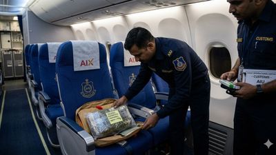 સુરત એરપોર્ટ પર કસ્ટમ્સની મોટી કાર્યવાહી, બેંગકોકની ફ્લાઇટમાંથી 1.5 કરોડનો ગાંજો ઝડપાયો