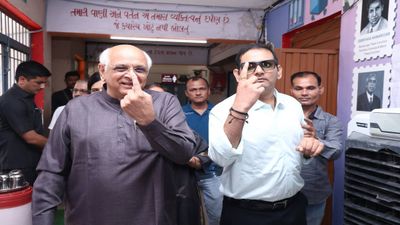 ગુજરાત સ્થાનિક સ્વરાજ્યની ચૂંટણી: મુખ્યમંત્રી પટેલ અને કેન્દ્રીય મંત્રી સી.આર. પાટીલે વહેલી સવારે મતદાન કર્યું