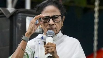 બંગાળ: 'વોટિંગ એરિયા છોડીને ન જાઓ,' ભાજપની બઢત પર ભડક્યા મમતા બેનર્જી, ટીએમસી એજન્ટોને આપી કડક સૂચના