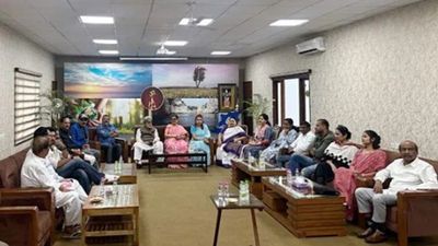 TMCમાં મોટો રાજકીય ધરતીકંપ: બળવાખોર સાંસદોનો એનસીપીઆઈ સાથે સંગમ, મમતા બેનર્જીની મુશ્કેલીઓ વધી