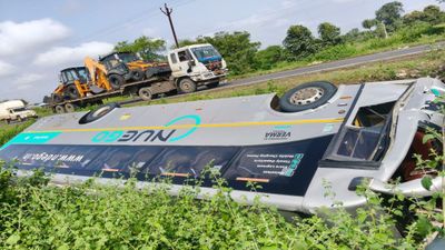 कुबेरेश्वर धाम के पास भयंकर सड़क हादसा, इंदौर-भोपाल हाईवे पर नियो गो बस और ट्रक की टक्कर, बस खाई में गिरी