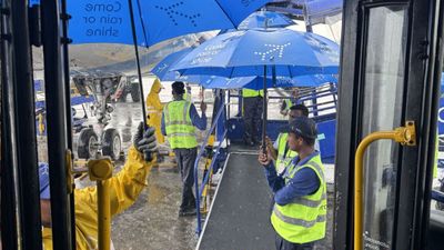 सोशल मीडिया पर वायरल हुआ IndiGo स्टाफ का ‘Umbrella Chain’ जेस्चर, पैसेंजर्स भी हुए कायल