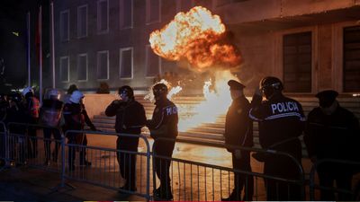 Iran protests: ईरान में क्यों भड़का जबरदस्त विरोध प्रदर्शन? हिंसक झड़पों में अब तक 7 मौतें, कई इमारतें तबाह