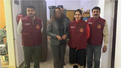 कौन हैं डॉ.आश्मा बेगम? लुटियंस दिल्ली में ‘फर्जी डिप्लोमैट’बनकर रहने वाली महिला की सनसनीखेज कहानी,अब गिरफ्तारी