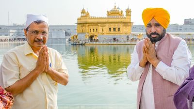 कोर्ट से राहत के बाद अरविंद केजरीवाल ने परिवार संग हरिमंदिर साहिब में टेका मत्था, CM भगवंत मान भी रहे साथ