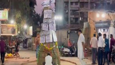 ठाणे में प्रदर्शनकारियों ने VSR विमान की होलिका जलाई, अजित पवार की मौत की जांच की मांग की