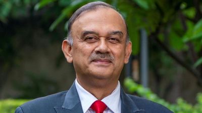 Who is Atanu Chakraborty: कौन हैं अतनु चक्रवर्ती? HDFC के चेयरमैन ने अचानक क्यों दिया इस्तीफा, खुद किया खुलासा