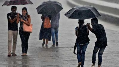 Banglore Weather: बेंगलुरू में हुई झमाझम बारिश ने भीषण गर्मी से दिलाई राहत, IMD ने जारी किया अलर्ट 