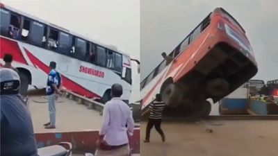 Bangladesh Bus Accident: पद्मा नदी में गिरी बस, 23 लोगों की मौत, आखिर कैसे हुआ हादसा? देखें भयावह Video 