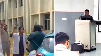 Bengaluru Video Viral: 'मुझसे शादी करोगी', क्लास में प्रोफेसर ने छात्रा को किया प्रपोज, चप्पलों से हुई धुनाई