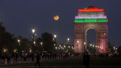 Delhi Aaj Kya Khula Kya Bandh: होली की छुट्टियों के बाद आज बाजार खुले हैं या बंद? चेक करें छुट्टियों की डिटेल