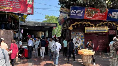 Delhi Aaj Kya Khula Kya Bandh: दिल्ली में आज मेट्रो-मार्केट खुले हैं या बंद? घर से निकलने से पहले पढ़ें अपडेट