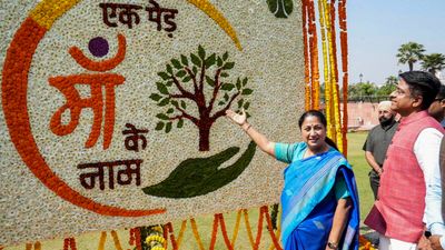 Delhi Flower Festival: 15,500 से ज्यादा फूलों के बीच CM रेखा गुप्ता ने किया ‘फ्लावर फेस्टिवल’ का आगाज